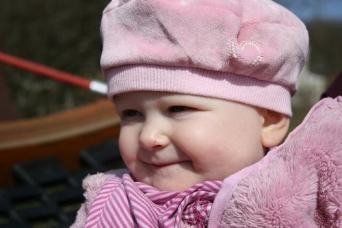 pembe kıyafetli bebek
