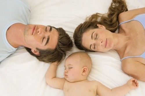 uyuyan anne baba bebek 