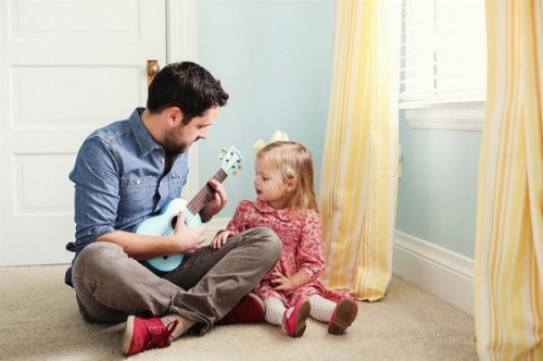 baba kızına gitar çalarken