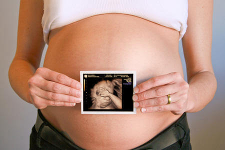 ultrason resmi ve hamile kadın göbeği