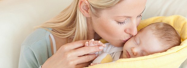 bebeğini öpen anne
