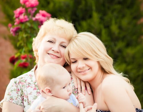 bebeği tutan anneanne ve kızı