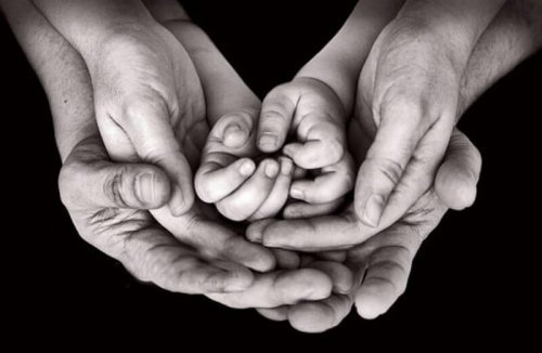 çocuk ve ebeveyn elleri