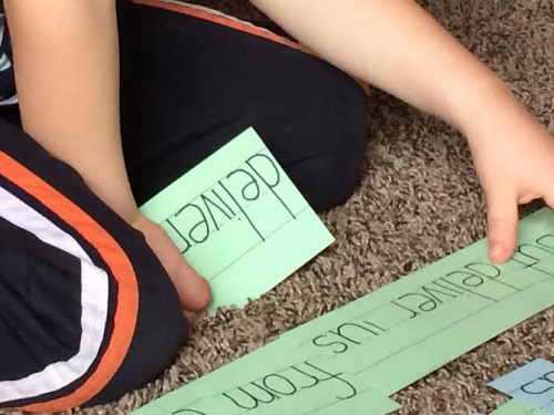 okumayı öğrenen çocuk