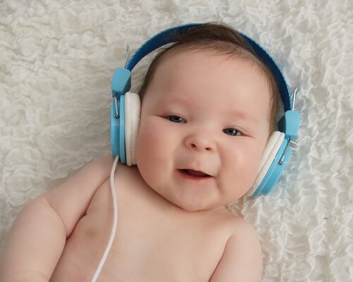 kulaklıklı bebek