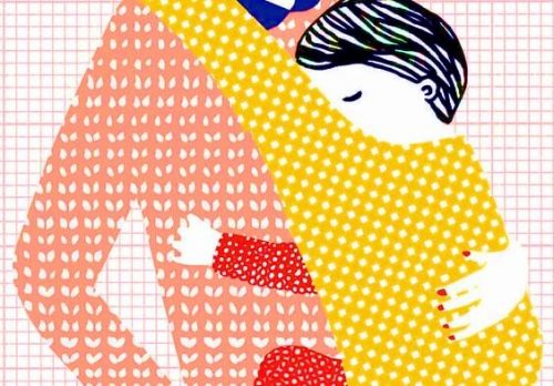 anneye sarılmış bebek