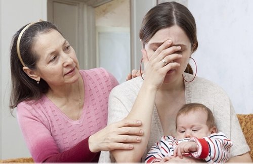 kızını teselli eden anne