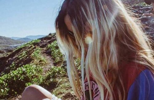 tek balına oturan sarışın kadın