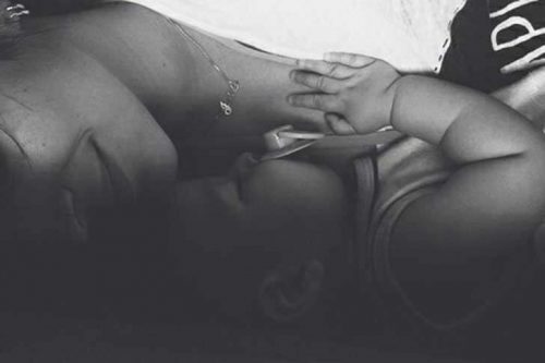 siyah beyaz anne ve bebek