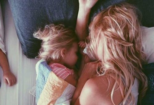 kızıyla uyuyan sarışın kadın