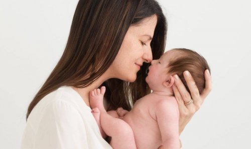 uzun saçlı anne ve bebeği