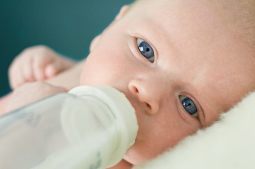 mavi gözlü biberonlu bebek