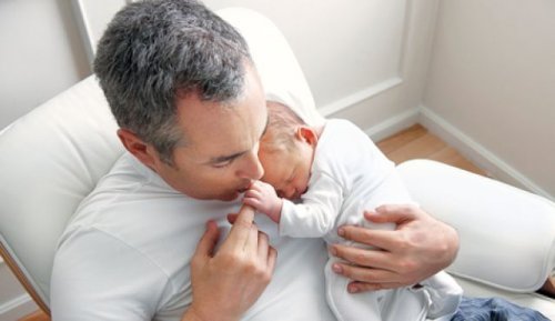 bebeğini uyutan baba