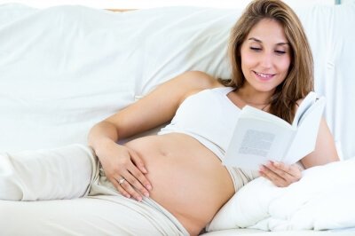 kitap okuyan hamile kadın