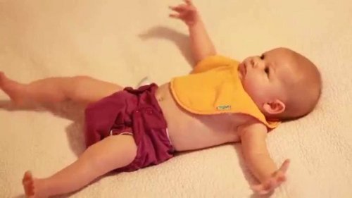 kollarını açmış yatan bebek