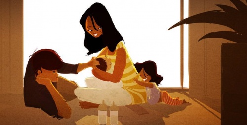 çocuklarına sarılan anne