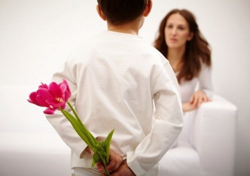 annesin çiçek veren erkek çocuk