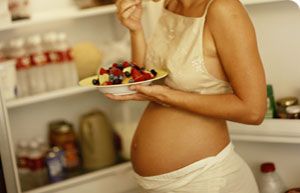 meyve yiyen hamile kadın
