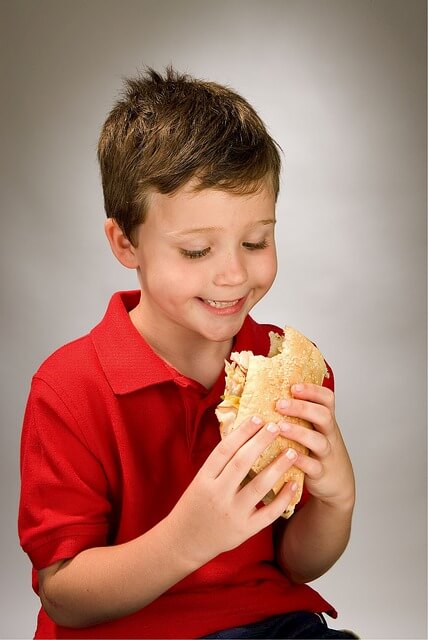sandviç yiyen çocuk