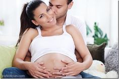hamile karısını öpen adam