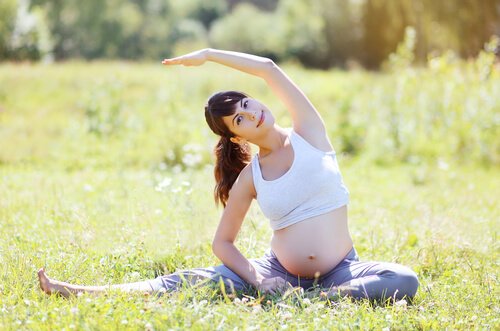 yoga yapan hamile kadın