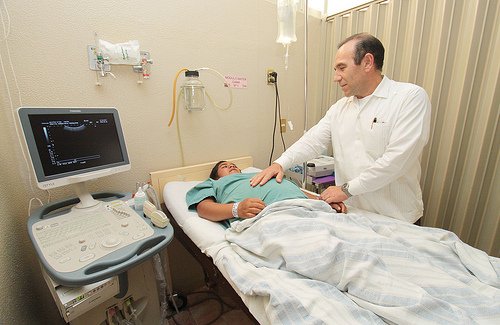 muayene olan gebe kadın