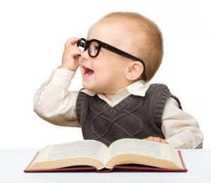 gözlüklü kitap okuyan bebek