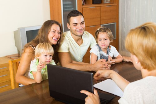 öğretmen ve çocuklu aile