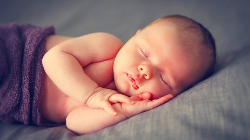 ellerini kavuşturmuş uyuyan bebek
