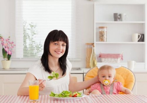 salata yiyen anne ve bebeği