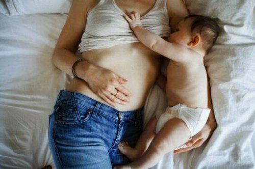 annesiyle uyuyan bebek