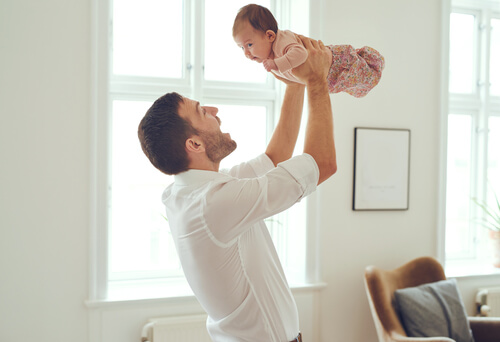bebeğini kaldıran baba