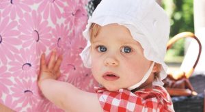 beyaz şapkalı mavi gözlü bebek
