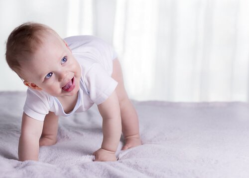 emekleyen bebek