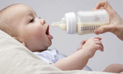 süt içen bebek