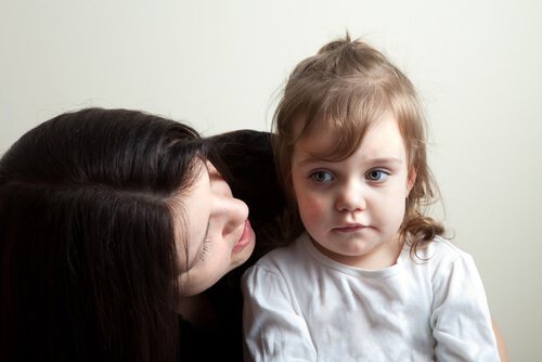 kızıyla konuşan anne