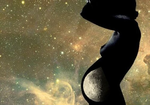 karnında ay anne figürü