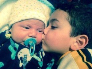kardeşini öpen bebek