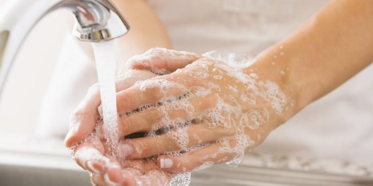 ellerini yıkayan kadın