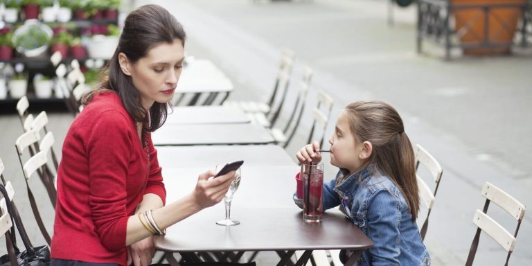 telefonuyla ilgilenen anne ve kızı