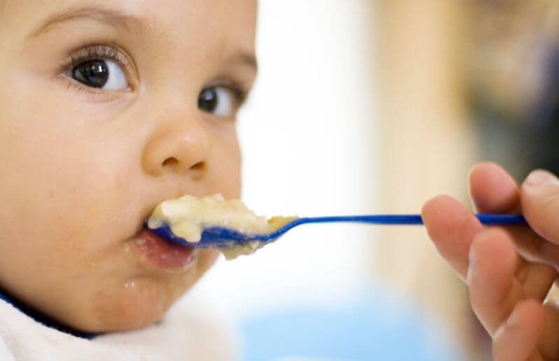 Bebeğinize Vermeniz Gereken İlk Yiyecekler