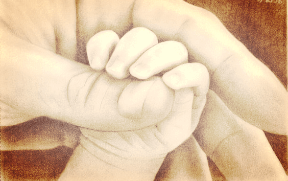 ebeveyninin parmağını tutan bebek