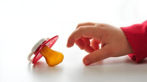 emziğine uzanan bebek