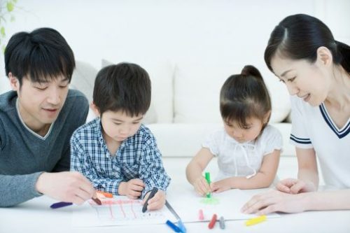 ders çalışan japon çocuklar