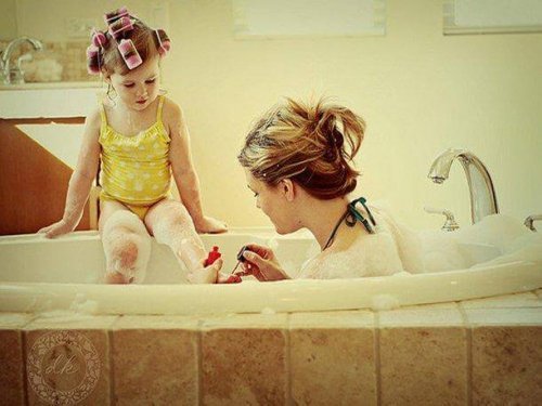 banyoda anne ve kızı
