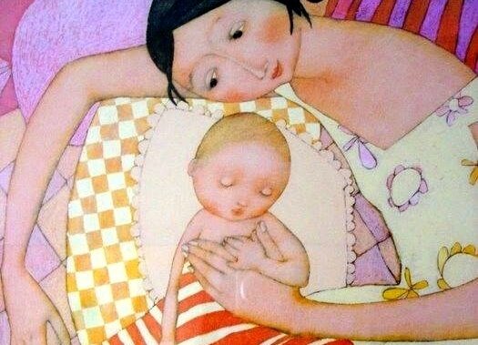 bebeğini tutan anne