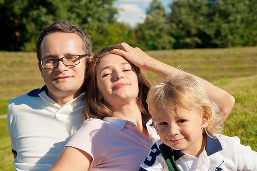 anne baba çocuk çimlerde