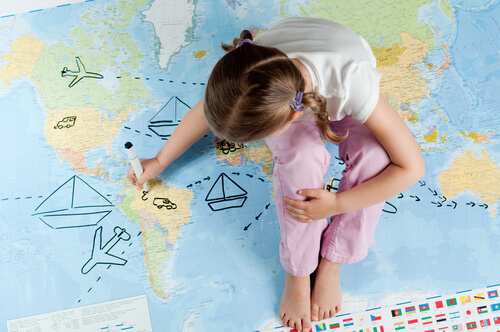 dünya haritası ve kız çocuk