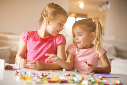 lego oynayan iki kız çocuk