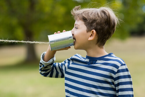 oyun oynayan erkek çocuk